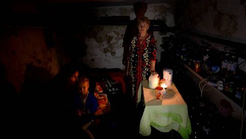 Una familia se esconde en el stano de una casa de Slaviansk durante el cese al fuego mutuo en Ucrania