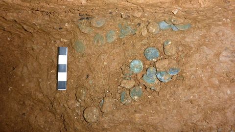 Las monedas aparecieron en el suelo de la cueva y se supone que originalmente estuvieron guardadas en una bolsa de cuero o de tela