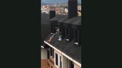 Un agente y un vecino salvan in extremis a una mujer de precipitarse al vac�o en Oviedo