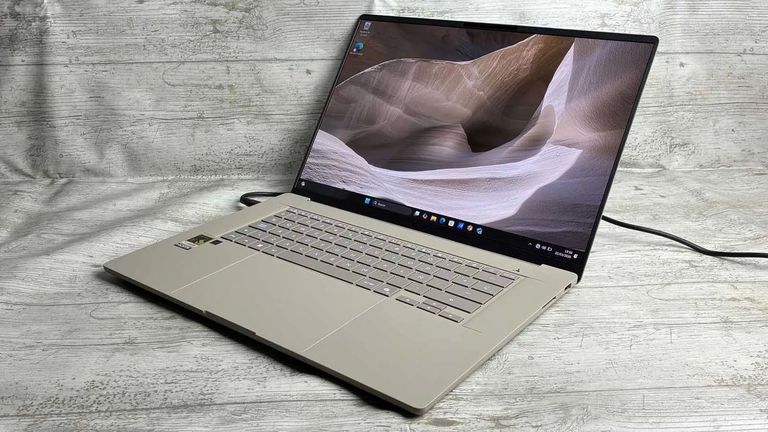 Asus Zenbook A16: Ceraluminium, 48 GB de RAM, 80 TOPS y un p