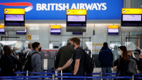 Pasajeros hacen cola ante un mostrador de facturacin en el aeropuerto de Heathrow, en Londres
