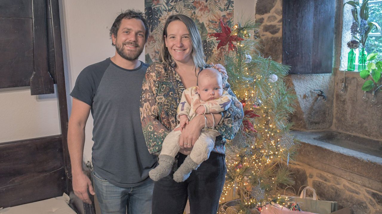 As se trabaja en el obrador de pasta fresca La Ideal.Camila y Valentn, con su hijo Iaki, en la casa de turismo rural que estn terminando en Arxerei (Friol)