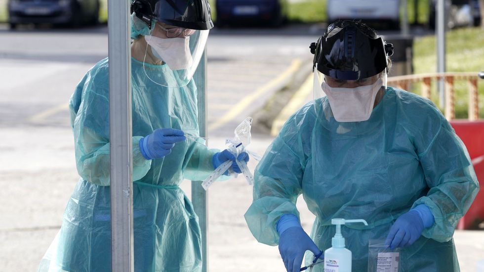 Recogida de muestras de pruebas PCR en el exterior del hospital comarcal