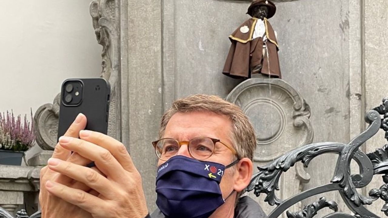 En directo: El encendido de las luces de Navidad en Vigo.Feijoo se fotografa con el Manneken Pis de Bruselas, vestido de peregrino.