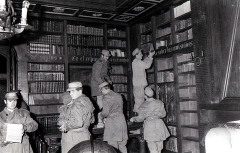 Un grupo de soldados retiran volmenes de una de las dos bibliotecas de las torres ante el avance de las llamas en la madrugada del 19 de febrero de 1978