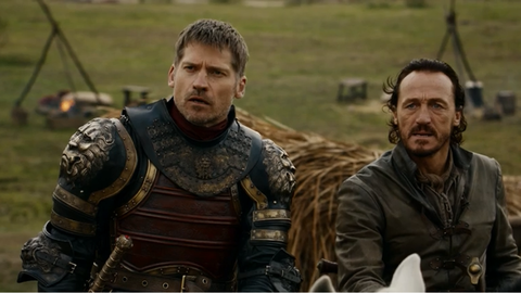 Jaime y Bronn ven a Daenerys a lomos de Drogon en el episodio 7x04 de Juego de Tronos