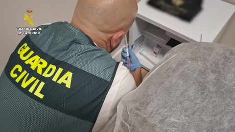 Entre los implicados hay tanto personas sin formaci�n sanitaria como profesionales colegiados que, presuntamente, realizaban Tratamientos utilizando productos ilegales en centros no autorizados.