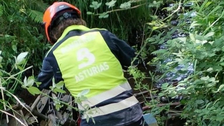 Fallece un hombre tras caer con una segadora a un río en Colunga