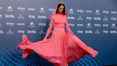 La actriz Macarena García posa para los medios en la alfombra roja de los Goya.