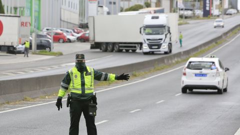Un guardia civil de trfico con mascarilla en un control de carretera cerca de Lugo