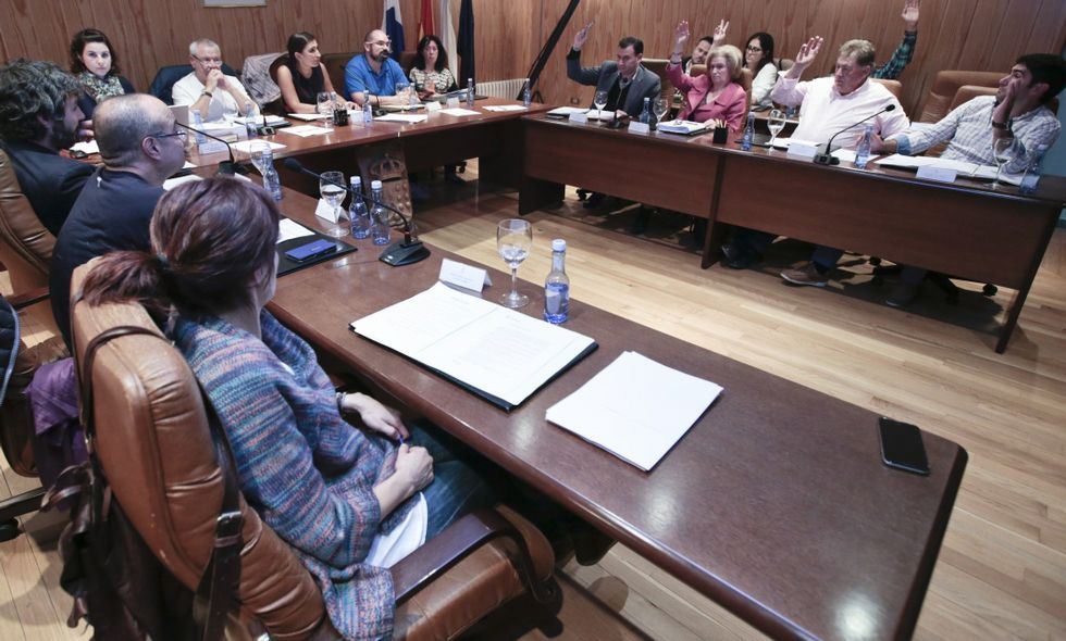 <span lang= es-es >El PP encuentra tres nuevos aliados</span>. Los siste concejales del PP estaban acostumbrados a votar casi siempre, excepto alguna situaci�n excepcional, en solitario como se ve en la imagen. Ahora contar�n asiduamente con tres nuevos aliados, dos ediles de CxG-CCTT y el de IG.. 