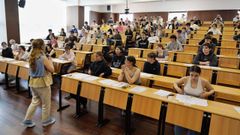 Alumnos a la espera de iniciar las pruebas de acceso a la universidad en el campus de Ourense