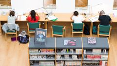 Jvenes estudian en una biblioteca municipal de Ferrol.