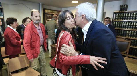 Raquel López saluda al alcalde de Chantada, Manuel Varela, en el primer pleno tras las elecciones municipales del 2019  