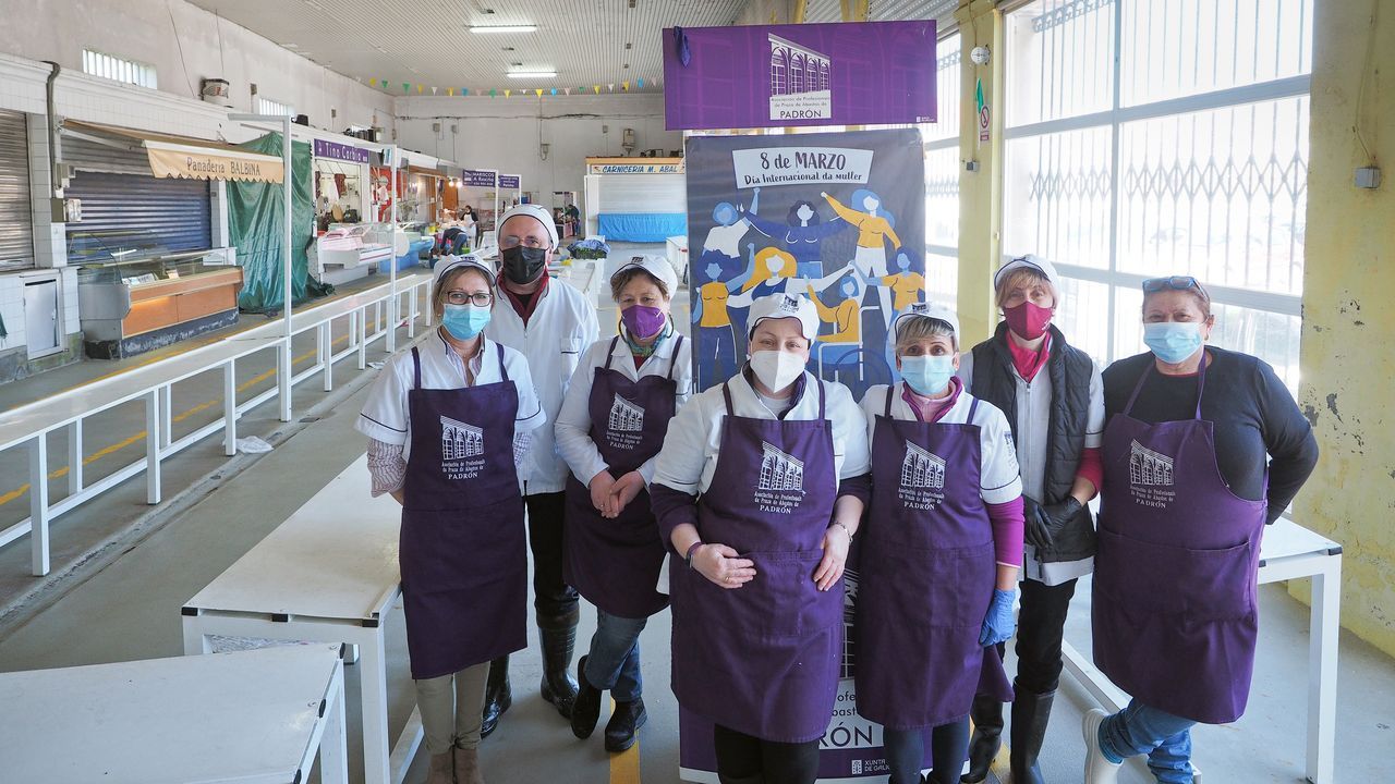 El hostelero y empresario santiagu�s Xavier Freire, uno de los dos hermanos fundadores del caf� Airas Nunes, muestra con orgullo alguna de sus ic�nicas tartas. Tambi�n satisfecho, mira a la vajilla Churchill, que sigue en el local desde que abri� en 1993: �A firma inglesa deixou de fabricala e xa s� a fan para n�s�