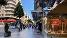 Varias personas pasean en una jornada de sol en la calle Uría de Oviedo