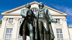 Estatua de Goethe y Schiller frente al Teatro Nacional Alemn en Weimar