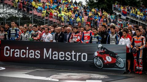 Los pilotos guardaron un minuto de silencio antes del comienzo del Gran Premio de Brno, en la Republica Checa