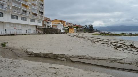 Aspecto de Lavapanos y A Carabuxeira, en Sanxenxo, tras la redistribución de arena en las dos playas