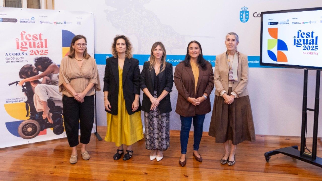 De izquierda a derecha, Xosé Luis Paz, Pepita Suárez, Rosita Millet, Elvira Pisos y Unai González, todos ellos directivos de la asociación Francisco Lorenzo Mariño de Aguiño.