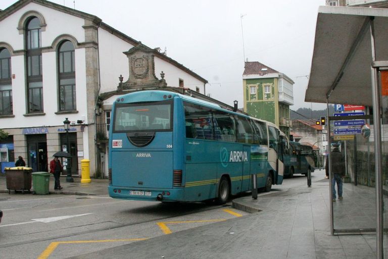Autobús hacia A Coruña en el centro de Betanzos. 