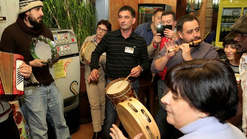 Diego Arias, a la izquierda, trata de onterceptar el bal�n que conduce un visitante. 