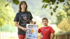 Beni Pieiro y su hijo Diego, con el cartel anunciador del segundo torneo benfico Pdel por Duchenne