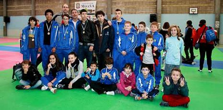La expedición del Gimnasio Neka brilló ayer en la copa Xunta de taekuondo disputada en Moaña