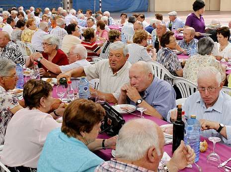 M�s de 25o personas participaron en la comida de Monterroso.