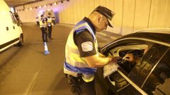 Control de la policía en el túnel de la plaza de España