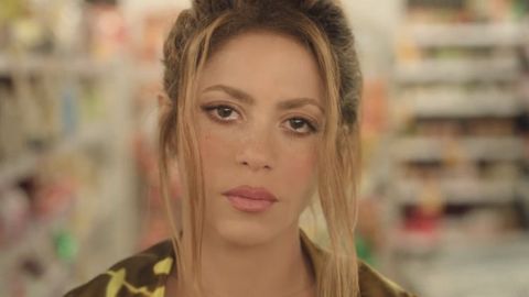 Primer plano de Shakira en el videoclip de «Monotonía».