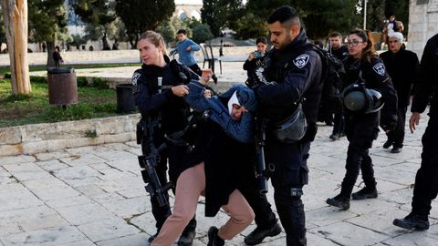 La Policía de Fronteras de Israel con una mujer detenida en la explanada de la mezquita de Al Aqsa.