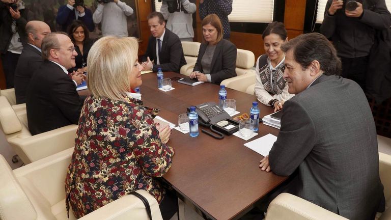 El presidente del Principado, Javier Fernández (d), y la presidenta del PP de Asturias, Mercedes Fernández (i), al inicio de la reunión para la negociación del proyecto de Presupuestos Generales de Asturias para 2019