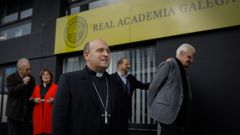 O arcebispo Francisco José Prieto coñece a sede provisional da Real Academia Galega (RAG)
