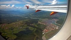 Un avión sobrevolando Asturias