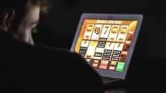 Un joven realiza apuestas on-line