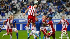 Darwin N��ez remata un bal�n en el Oviedo-Almer�a