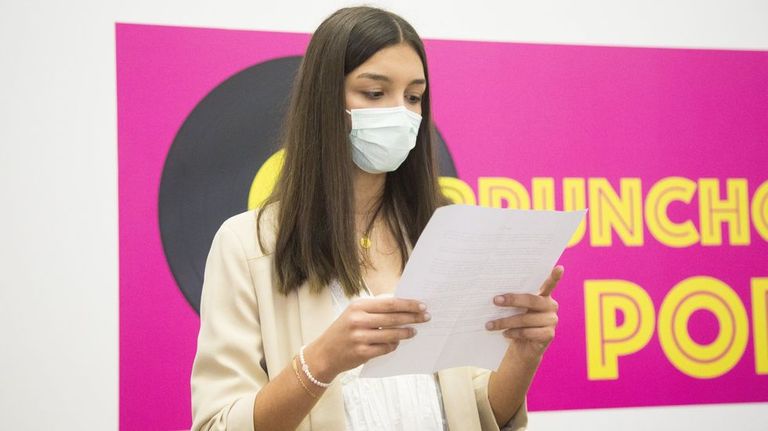 Irene Ramón, lendo o seu texto gañador na edición do 2021