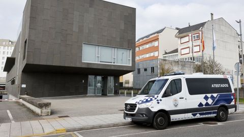 Una de las furgonetas de la Policía Local de Lugo, delante de la comisaría
