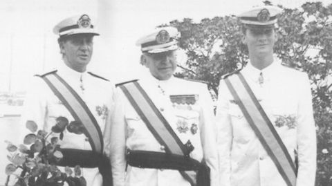El monarca Felipe VI, con su padre y su abuelo en la Escuela Naval de Marín, cuando se estuvo formando en estas dependencias.