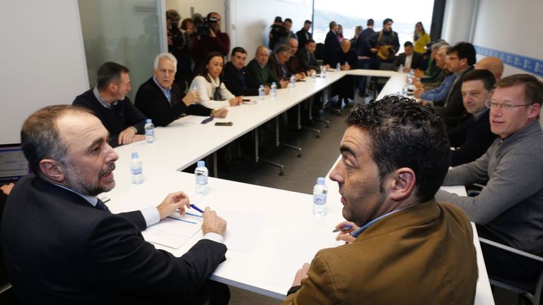 Comesaña ante una veintena de alcaldes de Pontevedra: «<span lang="gl">Facemos todo o que podemos, pero faltan 24 médicos</span>»