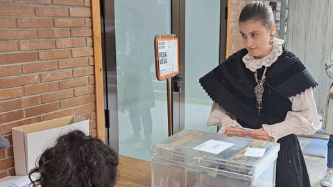 Integrantes de Cántigas e Frores de Lugo votando en Veterinaria antes de una actuación