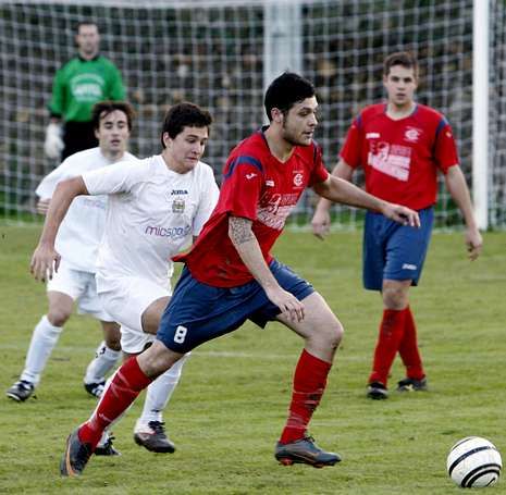 Berto trata de conducir el bal�n ante un jugador del Sarria.
