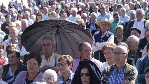 La misa al aire libre de la romería de O Faro fue seguida por un gran número de personas