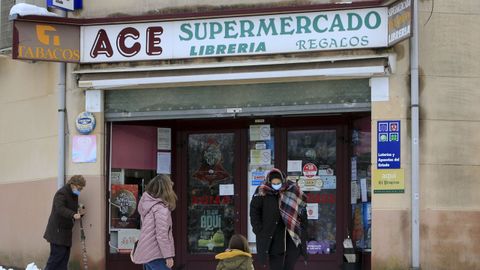 Imagen de archivo del supermercado de Triacastella que selló un boleto agraciado con un millón de euros en el sorteo de El Millón