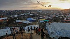 Nios refugiados rohinys vuelan cometas improvisadas en el campamento de refugiados de Kutupalong, cerca de Coxs Bazar, Banglads