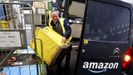 Un repartidor de Amazon a punto de jubilarse carga con una bolsa con paquetes.