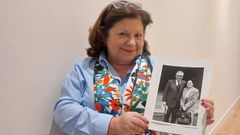 Gracia Forchetto sostiene la foto que se hizo con Henry Kissinger en la visita que el poli?tico estadounidense giro? a Oviedo en noviembre de 1993