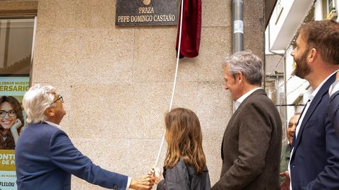 Pepe Domingo Castaño descubre la placa en la plaza de Padrón a la que se le dio su nombre, el pasado mes de marzo