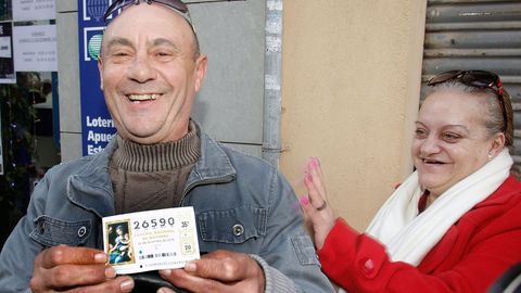 Varios clientes del restaurante Pepe, de San Vicente del Raspeig (Alicante) con un dcimo del 26590 agraciado con el Gordo de la lotera de navidad.